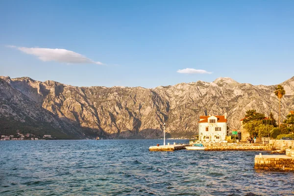 Bella montagna e vista mare — Foto Stock