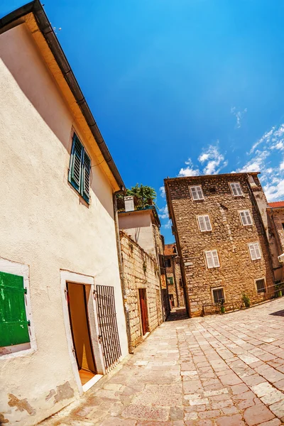 Vista fish-eye della città vecchia sullo sfondo del cielo — Foto Stock