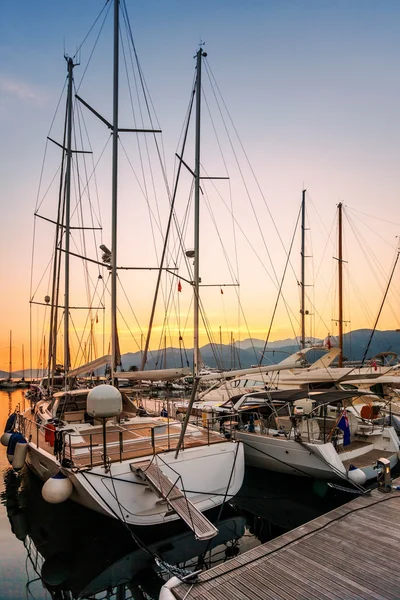 Vitorlás hajók on sunset Marina. — Stock Fotó