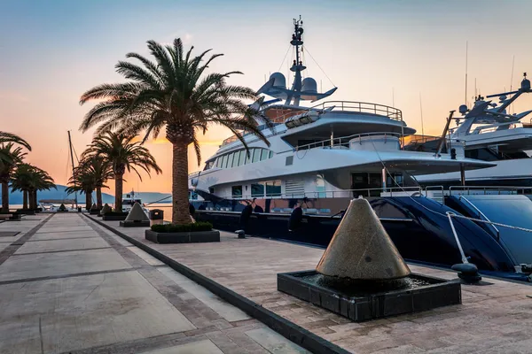 Veleros en marina al atardecer . Imagen de stock