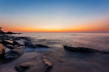 Günbatımında tropik plaj.