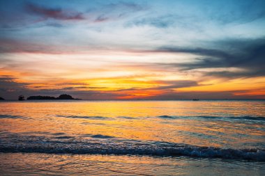 Günbatımında tropik plaj.