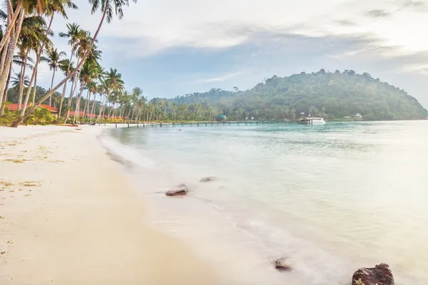 Tropischer Strand unter düsterem Himmel — Stockfoto