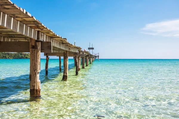 Viejo muelle de madera en el mar — Foto de Stock