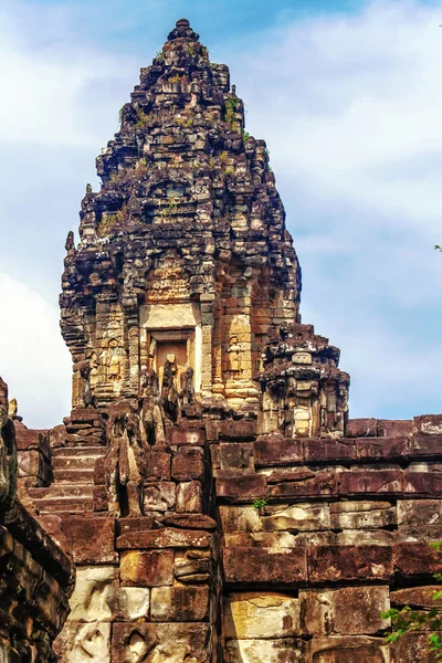 Antiguo templo khmer budista en el complejo Angkor Wat — Foto de Stock