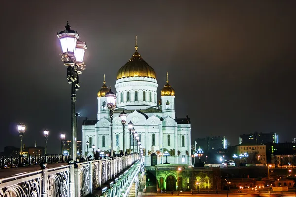 Bro över floden Moskva nära katedralen Kristus saviou — Stockfoto