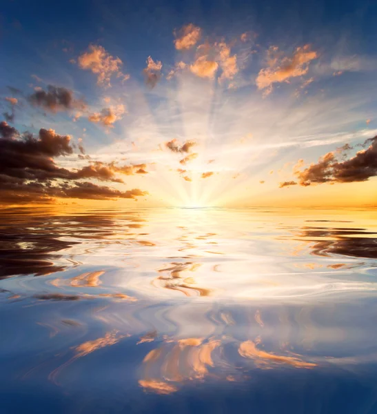 Reflecties van zonsondergang in lake water — Stockfoto