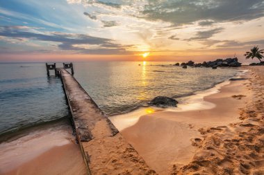 Denizin üzerinde gün batımı.