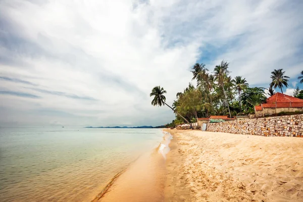 Praia tropical exótica sob céu sombrio — Fotografia de Stock