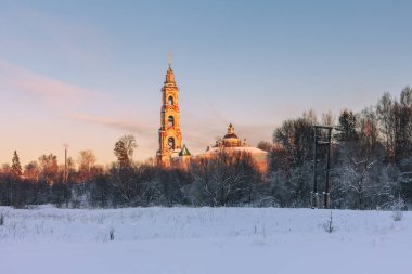 kış sahne kilisede günbatımı ışığı