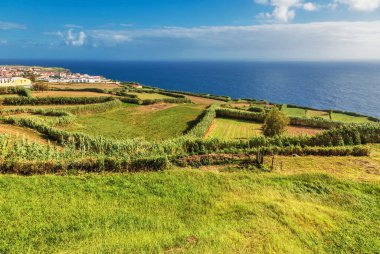 Dağlardaki panorama manzarası, vadiler, Sao Miguel adasının deniz kıyıları, Azores, Portekiz