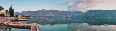 Deniz günbatımı Dağları arka plan üzerinde. Kotors bay. Montenegro.Stitched panorama