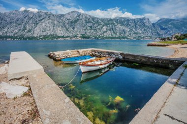 tekne ile küçük bir koy. Kotor. Karadağ