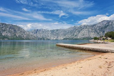 Sabah küçük çakıl taşı plajı. Kotor Körfezi. Karadağ