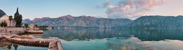 Puesta Sol Fondo Las Montañas Bahía Kotors Montenegro Stitched Panorama — Foto de Stock