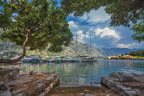 Una Pequeña Bahía Con Botes Kotor Montenegro —  Fotos de Stock