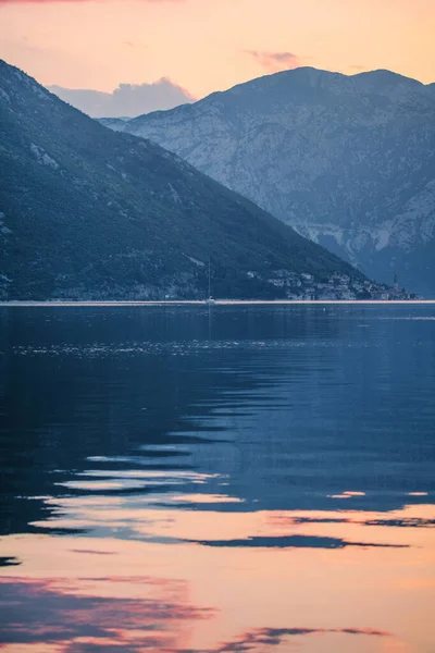 Puesta Sol Fondo Las Montañas Bahía Kotors Montenegro — Foto de Stock