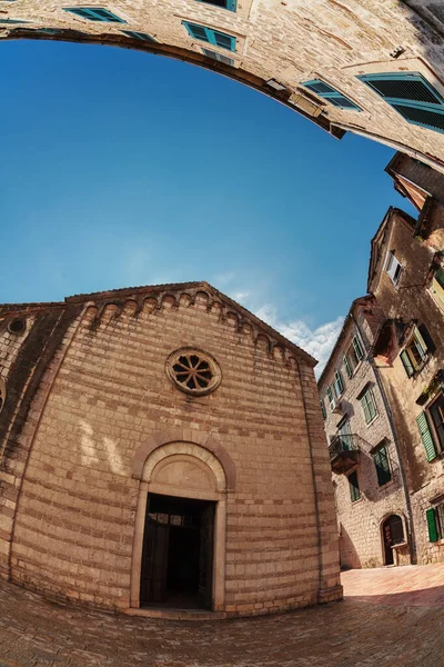 Occhio Pesce Sguardo Lente Della Città Vecchia Sfondo Cielo Kotor — Foto Stock