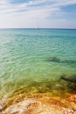 Koh Chang adasındaki beyaz kumsal. Tayland.