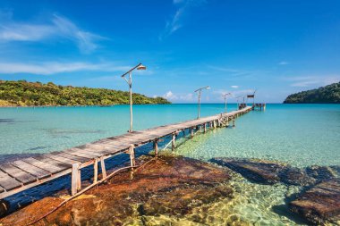 Tropik plajda ahşap iskele Koh Kood, Trat Tayland