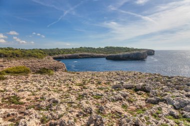 Kayalar ile gökyüzünün altında denize manzara. Mallorca Adası, İspanya Akdeniz, Balear Adaları.