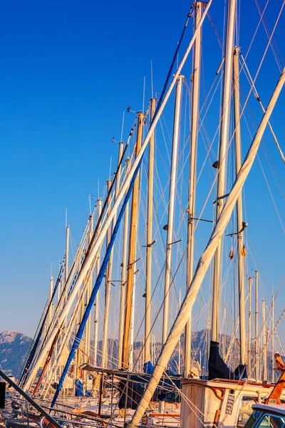 Atemberaubende Aussicht Auf Luxusjachten Der Seebrücke Gegen Den Sonnenuntergang Yachten — Stockfoto