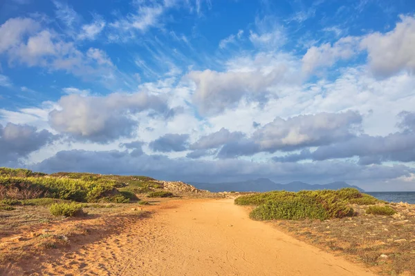 Spacer Wzdłuż Wybrzeża Pobliżu Plaży Can Picafort Słońcu Majorka Baleary — Zdjęcie stockowe