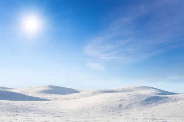 Colina de neve e céu azul — Fotografia de Stock