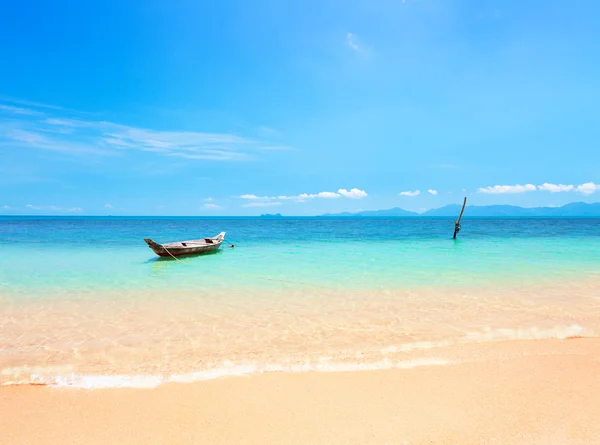 Playa tropical y barco de cola larga —  Fotos de Stock