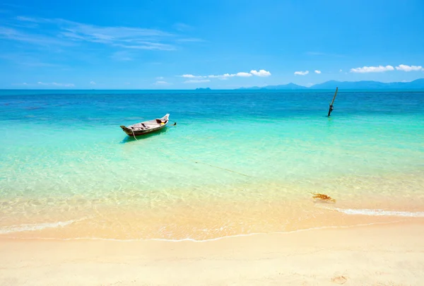 Playa tropical y barco de cola larga — Foto de Stock