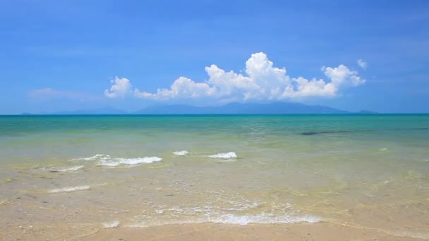 Onde che atterrano sulla spiaggia di sabbia — Video Stock