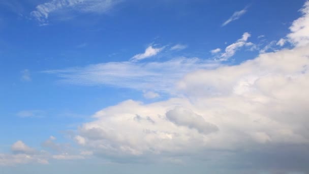Białe puszyste chmury nad niebieski niebo — Wideo stockowe