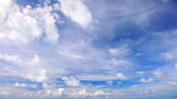 Nuvens brancas fofas sobre o céu azul — Vídeo de Stock