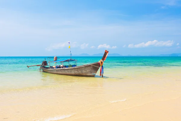 Lång stjärt båt på tropisk strand, Krabi, Thailand — Stockfoto