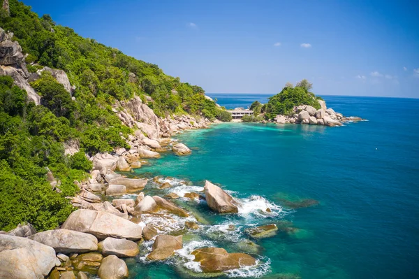 Playa Rocosa Con Vegetación Agua Azul Tailandia — Foto de Stock