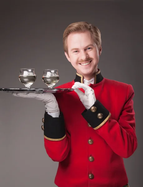 Χαμογελώντας σερβιτόρος με κόκκινη στολή — Φωτογραφία Αρχείου