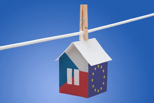 捷克和欧盟旗帜在纸房子上 — 图库照片