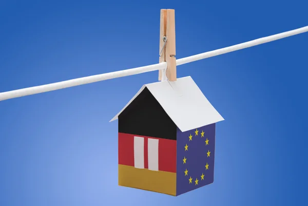 紙の家にドイツおよび eu の旗 — ストック写真