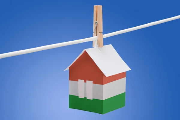 Hongarije, Hongaarse vlag op papier huis — Stockfoto