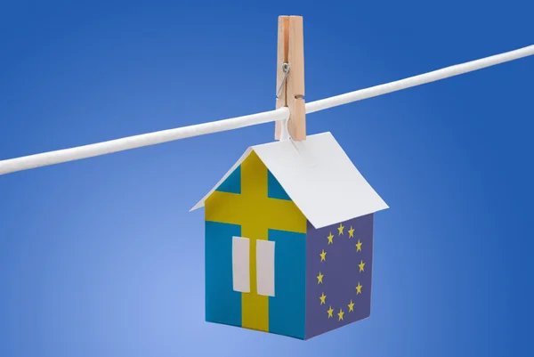 Schwedische, schwedische und EU-Flagge auf Papierhaus — Stockfoto