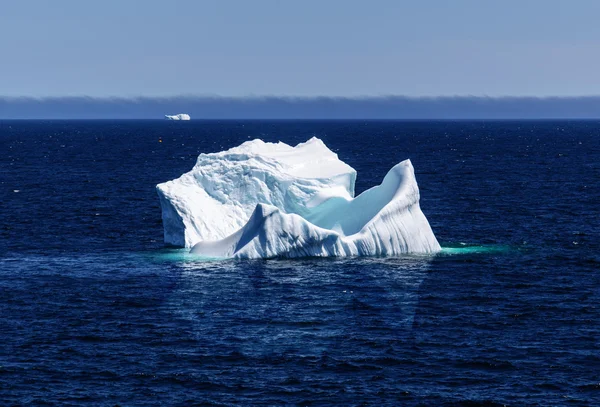 Eisberg im Meer Stockbild