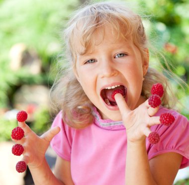 Ahududu ile küçük kız