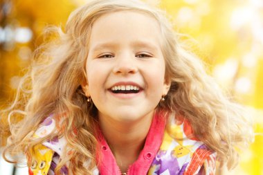 Sonbahar parkındaki kız