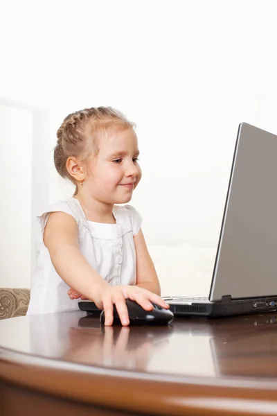 Dziecko z laptopa — Zdjęcie stockowe