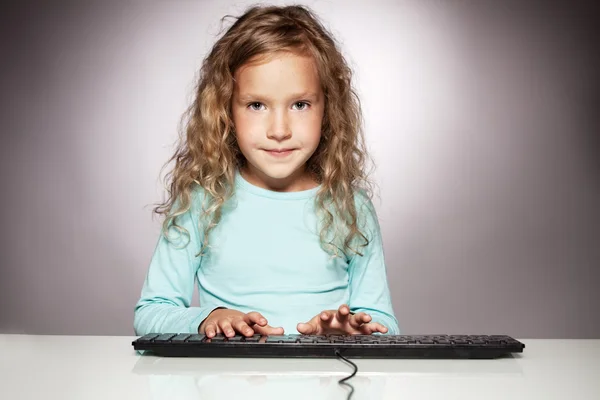 Petite fille avec clavier d'ordinateur — Photo