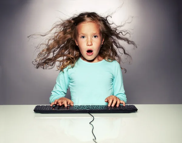 Verrast een meisje met toetsenbord van de computer — Stockfoto