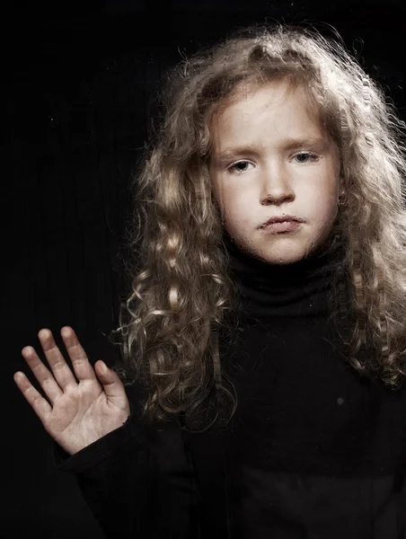 Menina triste perto da janela — Fotografia de Stock