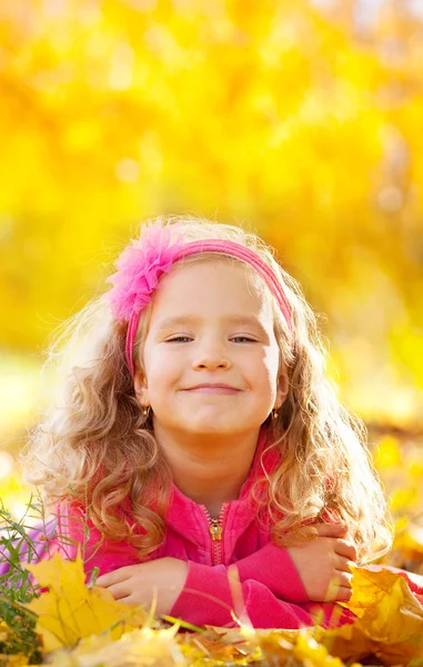 Fille heureuse dans le parc d'automne — Photo