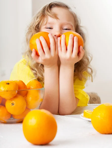 Kind mit Orangen — Stockfoto