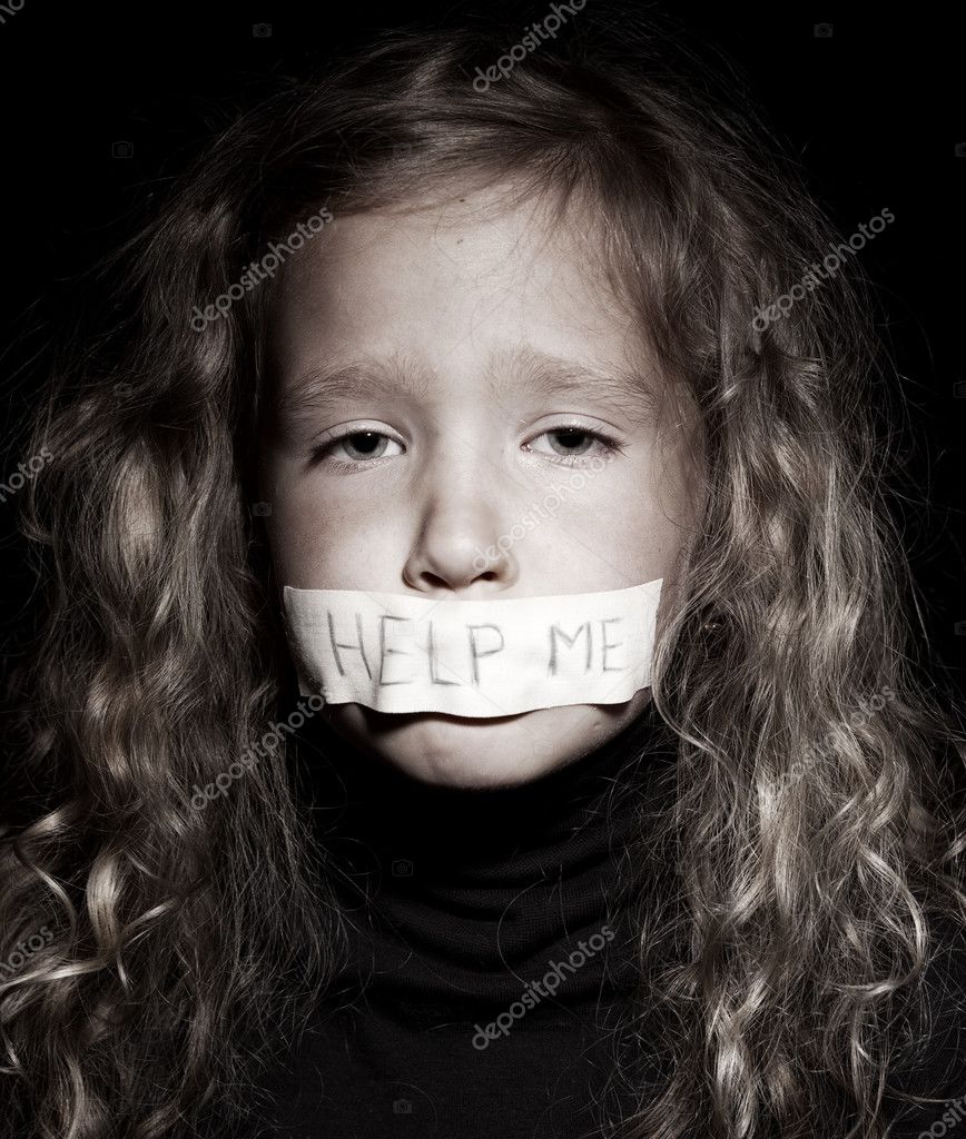 Ragazzina implorando aiuto — Foto stock di © TatyanaGl #12159935, image size:868x1024